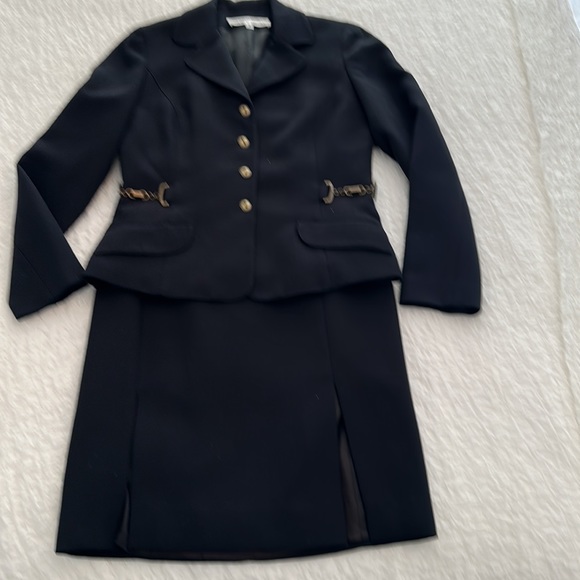 Noviello- Bloom vintage gorgeous dark navy fully lined suit; 2 slits in front - Picture 12 of 12